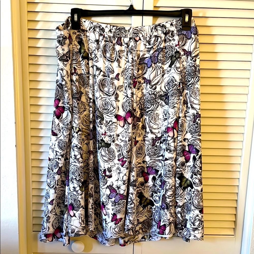 CJ Banks Flowy Floral Butterfly Print Skirt 2X Lavenders, White Waist 21 1/2”  …